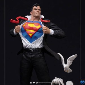 DC Comics Estatua 1/10 Deluxe Art Scale Clark Kent 29 cm