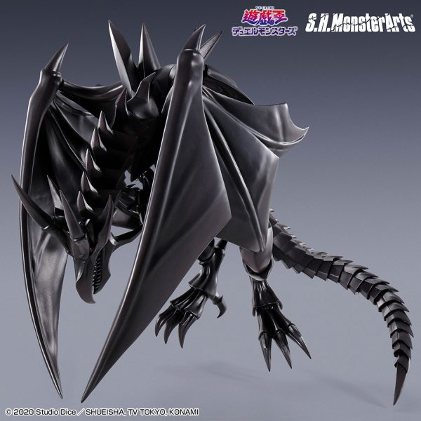 El Dragón Negro de Ojos Rojos es un monstruo legendario que aparece en el anime y manga Yu-Gi-Oh!. Es una criatura poderosa y feroz que es conocida por su ataque mortal. Además es un monstruo de tipo dragón oscuro con 2400 ATK y 2000 DEF. Puede ser Invocado por Sacrificio con un Monstruo Normal de Nivel 7 o superior. Tiene el efecto de infligir 500 puntos de daño al adversario cada vez que se resuelve una Carta Mágica o Trampa. Es muy popular en el anime y manga Yu-Gi-Oh!. Y es la Mejor carta de Joey Wheeler, uno de los protagonistas de la serie. Yu-Gi-Oh! es una serie de manga y anime creada por Kazuki Takahashi. La serie sigue las aventuras de Yugi Muto, un joven que posee un antiguo juego de cartas llamado Duel Monsters. Con la ayuda de sus amigos, Yugi se enfrenta a diversos adversarios en duelos de cartas, que se convierten en una metáfora de sus propias luchas personales