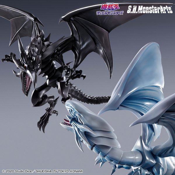 El Dragón Negro de Ojos Rojos es un monstruo legendario que aparece en el anime y manga Yu-Gi-Oh!. Es una criatura poderosa y feroz que es conocida por su ataque mortal. Además es un monstruo de tipo dragón oscuro con 2400 ATK y 2000 DEF. Puede ser Invocado por Sacrificio con un Monstruo Normal de Nivel 7 o superior. Tiene el efecto de infligir 500 puntos de daño al adversario cada vez que se resuelve una Carta Mágica o Trampa. Es muy popular en el anime y manga Yu-Gi-Oh!. Y es la Mejor carta de Joey Wheeler, uno de los protagonistas de la serie. Yu-Gi-Oh! es una serie de manga y anime creada por Kazuki Takahashi. La serie sigue las aventuras de Yugi Muto, un joven que posee un antiguo juego de cartas llamado Duel Monsters. Con la ayuda de sus amigos, Yugi se enfrenta a diversos adversarios en duelos de cartas, que se convierten en una metáfora de sus propias luchas personales