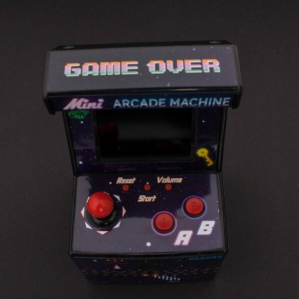 Gadgets Otros Revive horas nostálgicas de video juegos con esta máquina mini arcade. Dispone de 300 juegos. Requiere 3 pilas AA (no incluidas)