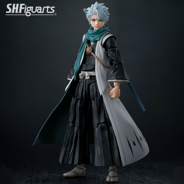 Tamashii Nations presenta, dentro de la colección S.H. Figuarts, la figura de Toushiro Hitsugaya. El capitán del decimotercer escuadrón de la decimotercera guardia mide 13,5 cm y está basada en su aspecto en el anime "Bleach: Thousand Year Blood War". Incluye 4x partes faciales (cara gritando, sorprendida, mirando fijamente y apretando los dientes), 2x manos izquierdas, 3x manos derechas y 1x espada Zanpakuto. Además, puedes mostrarlo en diferentes poses ya que puedes envainar y desenvainar la espada.