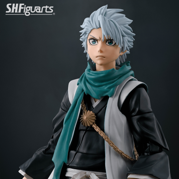 Tamashii Nations presenta, dentro de la colección S.H. Figuarts, la figura de Toushiro Hitsugaya. El capitán del decimotercer escuadrón de la decimotercera guardia mide 13,5 cm y está basada en su aspecto en el anime "Bleach: Thousand Year Blood War". Incluye 4x partes faciales (cara gritando, sorprendida, mirando fijamente y apretando los dientes), 2x manos izquierdas, 3x manos derechas y 1x espada Zanpakuto. Además, puedes mostrarlo en diferentes poses ya que puedes envainar y desenvainar la espada.