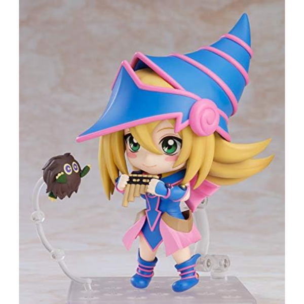 Good Smile Company vuelve a presentar, dentro de la colección Nendoroid, la figura de Dark Magician Girl. Mide 10 cm y está basada en el personaje del anime "Yu-Gi-Oh!". Contiene placas faciales (cara sonriente y decidida) y partes opcionales (bastón mágico, una parte de efecto de Magia Ardiente Oscura, uno de los Kuriboh del mazo de Yugi, la flauta de invocación Kuriboh y una hoja de círculo mágico).