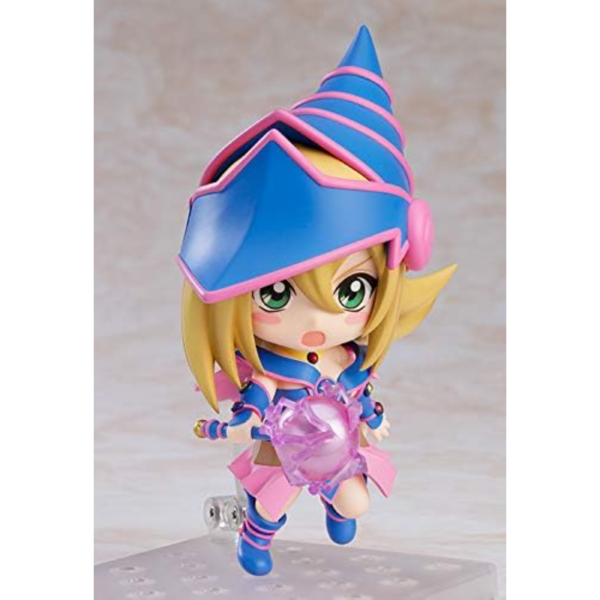 Good Smile Company vuelve a presentar, dentro de la colección Nendoroid, la figura de Dark Magician Girl. Mide 10 cm y está basada en el personaje del anime "Yu-Gi-Oh!". Contiene placas faciales (cara sonriente y decidida) y partes opcionales (bastón mágico, una parte de efecto de Magia Ardiente Oscura, uno de los Kuriboh del mazo de Yugi, la flauta de invocación Kuriboh y una hoja de círculo mágico).