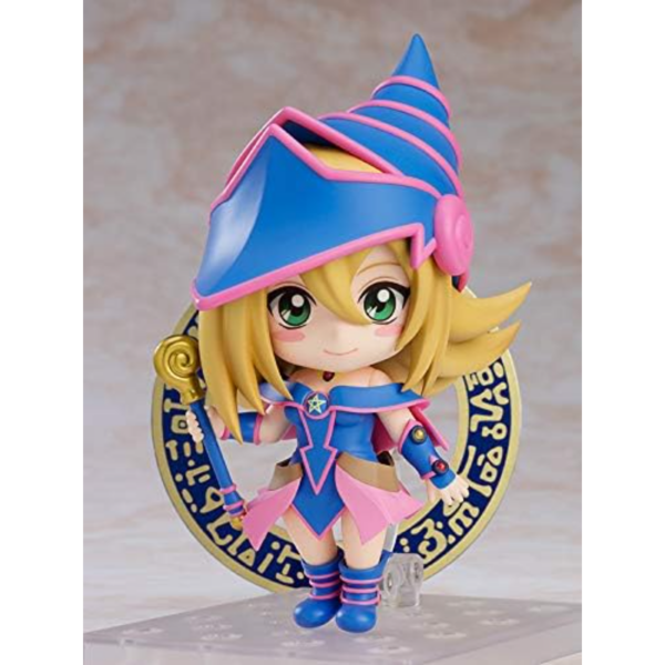 Good Smile Company vuelve a presentar, dentro de la colección Nendoroid, la figura de Dark Magician Girl. Mide 10 cm y está basada en el personaje del anime "Yu-Gi-Oh!". Contiene placas faciales (cara sonriente y decidida) y partes opcionales (bastón mágico, una parte de efecto de Magia Ardiente Oscura, uno de los Kuriboh del mazo de Yugi, la flauta de invocación Kuriboh y una hoja de círculo mágico).