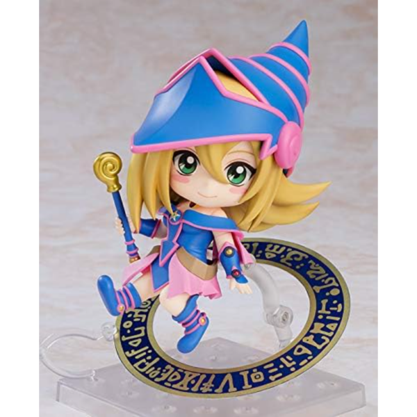 Good Smile Company vuelve a presentar, dentro de la colección Nendoroid, la figura de Dark Magician Girl. Mide 10 cm y está basada en el personaje del anime "Yu-Gi-Oh!". Contiene placas faciales (cara sonriente y decidida) y partes opcionales (bastón mágico, una parte de efecto de Magia Ardiente Oscura, uno de los Kuriboh del mazo de Yugi, la flauta de invocación Kuriboh y una hoja de círculo mágico).