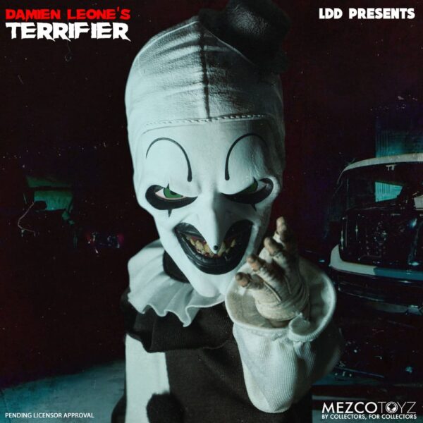 Mezco Toyz presenta, dentro de la colección Living Dead Dolls, la figura de Art The Clown. Mide 27 cm y está basada en el personaje de la película "Terrifier". Luce su característico traje de payaso blanco y negro con pompones y volantes. Incluye 1x cuchillo de carnicero. Viene en una caja con ventana.