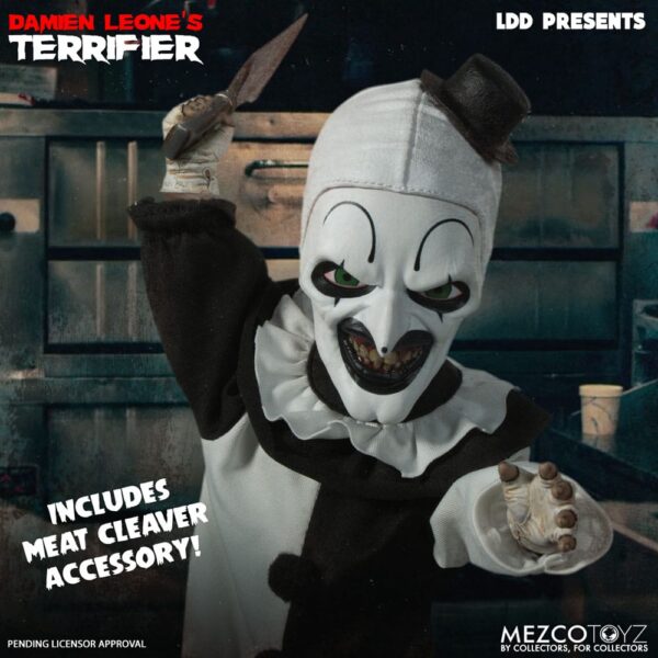 Mezco Toyz presenta, dentro de la colección Living Dead Dolls, la figura de Art The Clown. Mide 27 cm y está basada en el personaje de la película "Terrifier". Luce su característico traje de payaso blanco y negro con pompones y volantes. Incluye 1x cuchillo de carnicero. Viene en una caja con ventana.