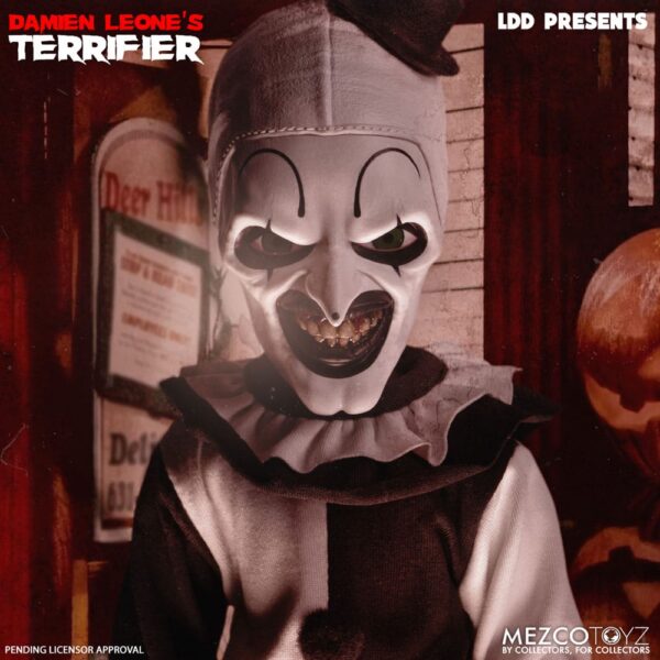 Mezco Toyz presenta, dentro de la colección Living Dead Dolls, la figura de Art The Clown. Mide 27 cm y está basada en el personaje de la película "Terrifier". Luce su característico traje de payaso blanco y negro con pompones y volantes. Incluye 1x cuchillo de carnicero. Viene en una caja con ventana.