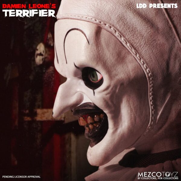 Mezco Toyz presenta, dentro de la colección Living Dead Dolls, la figura de Art The Clown. Mide 27 cm y está basada en el personaje de la película "Terrifier". Luce su característico traje de payaso blanco y negro con pompones y volantes. Incluye 1x cuchillo de carnicero. Viene en una caja con ventana.