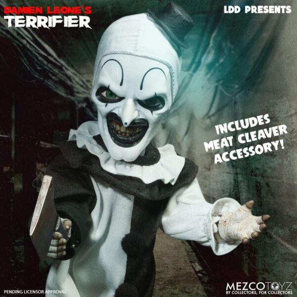 Mezco Toyz presenta, dentro de la colección Living Dead Dolls, la figura de Art The Clown. Mide 27 cm y está basada en el personaje de la película "Terrifier". Luce su característico traje de payaso blanco y negro con pompones y volantes. Incluye 1x cuchillo de carnicero. Viene en una caja con ventana.