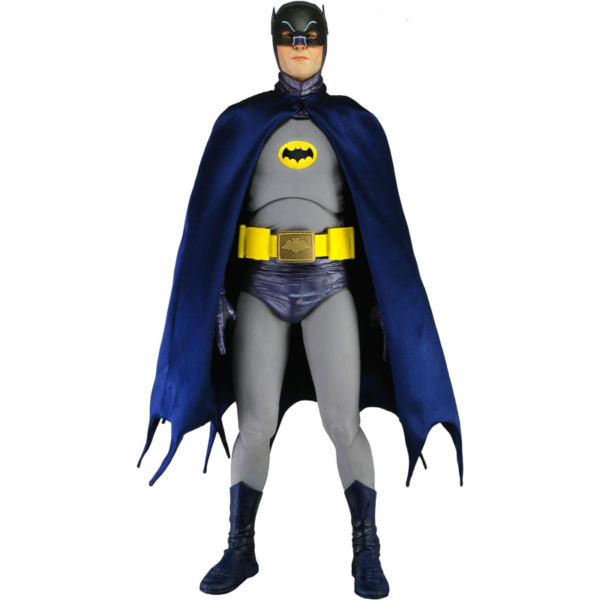 Figura a escala 1/4 (45 cm) de la versión más icónica de Batman, la de 1964, interpretada por Adam West. Esta figura de coleccionismo incluye complementos como el bat cinturón funcional, manos intercambiables, capa y cerca de 20 puntos de articulación.