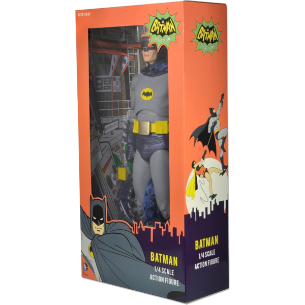 Figura a escala 1/4 (45 cm) de la versión más icónica de Batman, la de 1964, interpretada por Adam West. Esta figura de coleccionismo incluye complementos como el bat cinturón funcional, manos intercambiables, capa y cerca de 20 puntos de articulación.