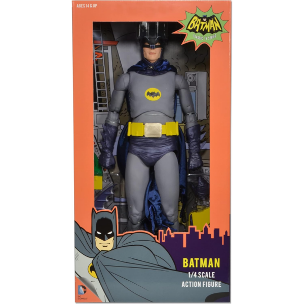 Figura a escala 1/4 (45 cm) de la versión más icónica de Batman, la de 1964, interpretada por Adam West. Esta figura de coleccionismo incluye complementos como el bat cinturón funcional, manos intercambiables, capa y cerca de 20 puntos de articulación.