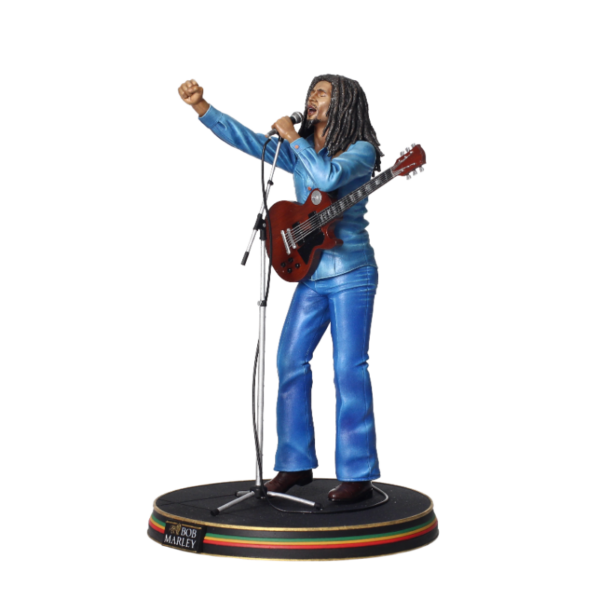 Figura de PVC de la marca SD Toys de Bob Marley con 23.5 cm de Altura y una base de 17 cm de Ancho. (23,5x17x13 cm)