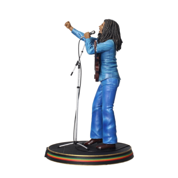 Figura de PVC de la marca SD Toys de Bob Marley con 23.5 cm de Altura y una base de 17 cm de Ancho. (23,5x17x13 cm)