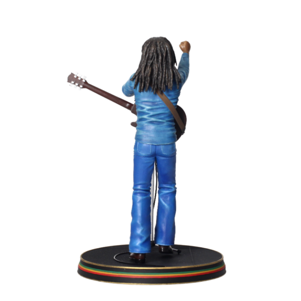 Figura de PVC de la marca SD Toys de Bob Marley con 23.5 cm de Altura y una base de 17 cm de Ancho. (23,5x17x13 cm)