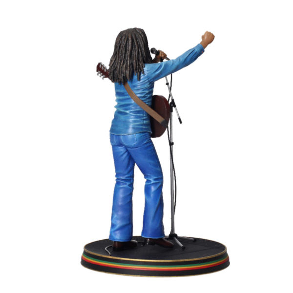 Figura de PVC de la marca SD Toys de Bob Marley con 23.5 cm de Altura y una base de 17 cm de Ancho. (23,5x17x13 cm)