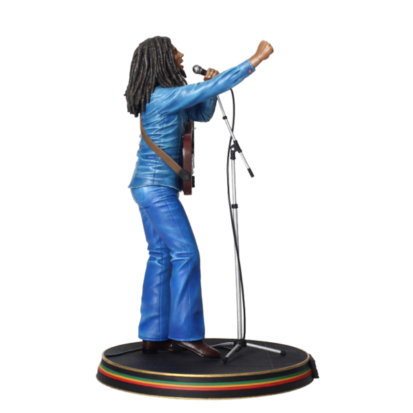 Figura de PVC de la marca SD Toys de Bob Marley con 23.5 cm de Altura y una base de 17 cm de Ancho. (23,5x17x13 cm)