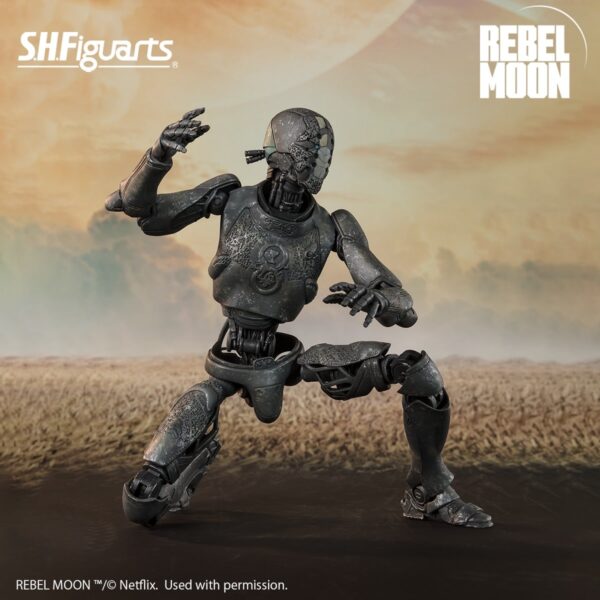 Tamashii Nations presenta, dentro de la colección S.H. Figuarts, la figura de Jimmy. Está basada en su aparición en la nueva película de Netflix "Rebel Moon: Part One Child of the Fire" y mide 17 cm. Contiene 1x cabeza extra, 2x pares de manos, 1x bastón, 1x corona de cuernos, 1x corona de flores y 1x capa. Puedes exponerla junto a las figuras de S.H. Figuarts de Kora y Nemesis (se venden por separado).