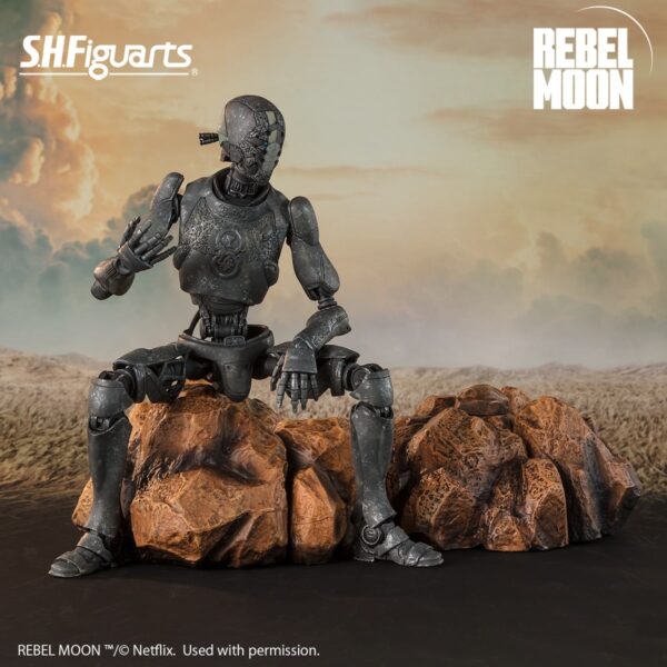 Tamashii Nations presenta, dentro de la colección S.H. Figuarts, la figura de Jimmy. Está basada en su aparición en la nueva película de Netflix "Rebel Moon: Part One Child of the Fire" y mide 17 cm. Contiene 1x cabeza extra, 2x pares de manos, 1x bastón, 1x corona de cuernos, 1x corona de flores y 1x capa. Puedes exponerla junto a las figuras de S.H. Figuarts de Kora y Nemesis (se venden por separado).