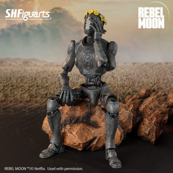 Tamashii Nations presenta, dentro de la colección S.H. Figuarts, la figura de Jimmy. Está basada en su aparición en la nueva película de Netflix "Rebel Moon: Part One Child of the Fire" y mide 17 cm. Contiene 1x cabeza extra, 2x pares de manos, 1x bastón, 1x corona de cuernos, 1x corona de flores y 1x capa. Puedes exponerla junto a las figuras de S.H. Figuarts de Kora y Nemesis (se venden por separado).