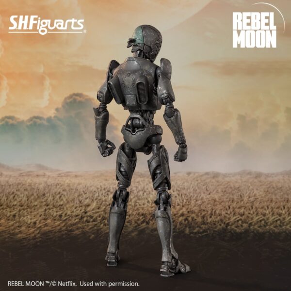 Tamashii Nations presenta, dentro de la colección S.H. Figuarts, la figura de Jimmy. Está basada en su aparición en la nueva película de Netflix "Rebel Moon: Part One Child of the Fire" y mide 17 cm. Contiene 1x cabeza extra, 2x pares de manos, 1x bastón, 1x corona de cuernos, 1x corona de flores y 1x capa. Puedes exponerla junto a las figuras de S.H. Figuarts de Kora y Nemesis (se venden por separado).