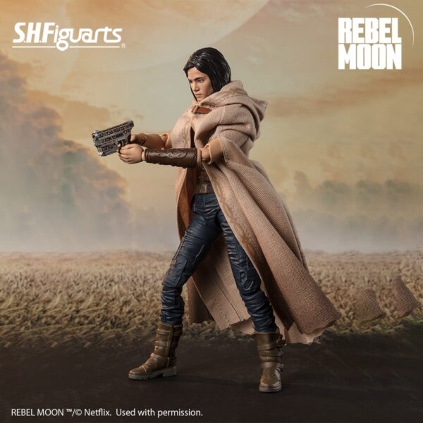 Tamashii Nations presenta, dentro de la colección S.H. Figuarts, la figura de Kora. Mide 14,5 cm y está basada en el personaje de la nueva película de Netflix "Rebel Moon: Part One Child of the Fire". Incluye 4x pares de manos intercambiables, 1x pistola, 1x hacha, 1x cuchillo, 1x funda y 1x túnica. Puedes exponerla junto a las figuras de S.H. Figuarts Jimmy y Nemesis (se venden por separado).