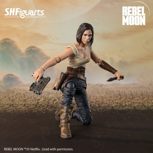 Tamashii Nations presenta, dentro de la colección S.H. Figuarts, la figura de Kora. Mide 14,5 cm y está basada en el personaje de la nueva película de Netflix "Rebel Moon: Part One Child of the Fire". Incluye 4x pares de manos intercambiables, 1x pistola, 1x hacha, 1x cuchillo, 1x funda y 1x túnica. Puedes exponerla junto a las figuras de S.H. Figuarts Jimmy y Nemesis (se venden por separado).