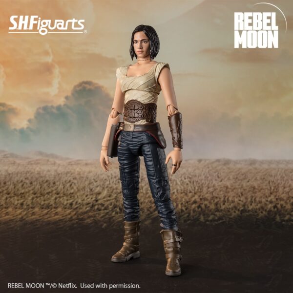 Tamashii Nations presenta, dentro de la colección S.H. Figuarts, la figura de Kora. Mide 14,5 cm y está basada en el personaje de la nueva película de Netflix "Rebel Moon: Part One Child of the Fire". Incluye 4x pares de manos intercambiables, 1x pistola, 1x hacha, 1x cuchillo, 1x funda y 1x túnica. Puedes exponerla junto a las figuras de S.H. Figuarts Jimmy y Nemesis (se venden por separado).