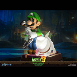 Estatuas Luigi´s Mansion Estatua con luz de Luigi del videojuego "Luigi's Mansion 3". Fabricada en PVC, mide un tamaño de aprox. 25 cm. Viene con una base en una caja con ventana. Pila necesaria (1x 18500 - no incluidas) - se vende por separado (DPO18500)