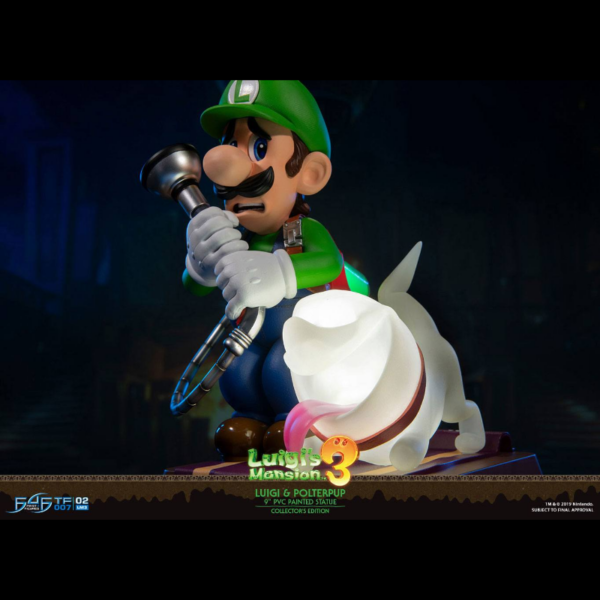 Estatuas Luigi´s Mansion Estatua con luz de Luigi del videojuego "Luigi's Mansion 3". Fabricada en PVC, mide un tamaño de aprox. 25 cm. Viene con una base en una caja con ventana. Pila necesaria (1x 18500 - no incluidas) - se vende por separado (DPO18500)