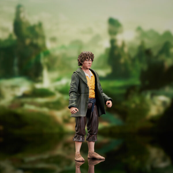 Diamond Select Toys presenta, dentro de la colección Action Figure, la figura de Merry. Mide 10 cm y está basada en su aparición en la trilogía "The Lord of the Rings". Cuenta con múltiples puntos de articulación e incluye varios accesorios. Está diseñada por Eamon O'Donaghue y esculpida por Gentle Giant Studios. Viene en una caja con ventana.