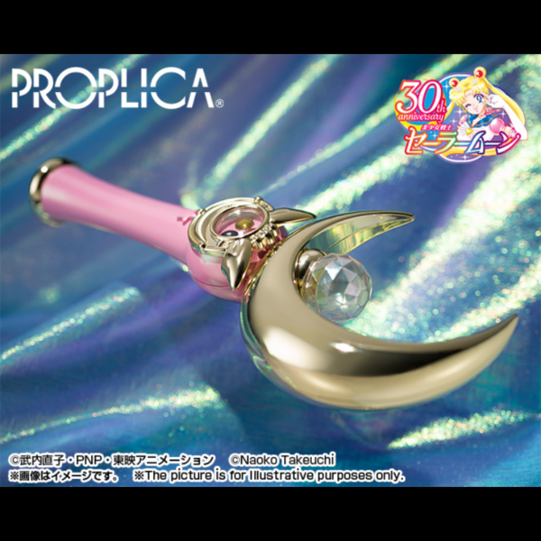 Tamashii Nations presenta, dentro de la colección Proplica, la réplica de Moon Stick Brillant Color Edition. Mide 26 cm y está basada en su aspecto en el anime "Pretty Guardian Sailor Moon". Contiene piezas de cristal plateadas, soporte y 3x pilas de muestra.