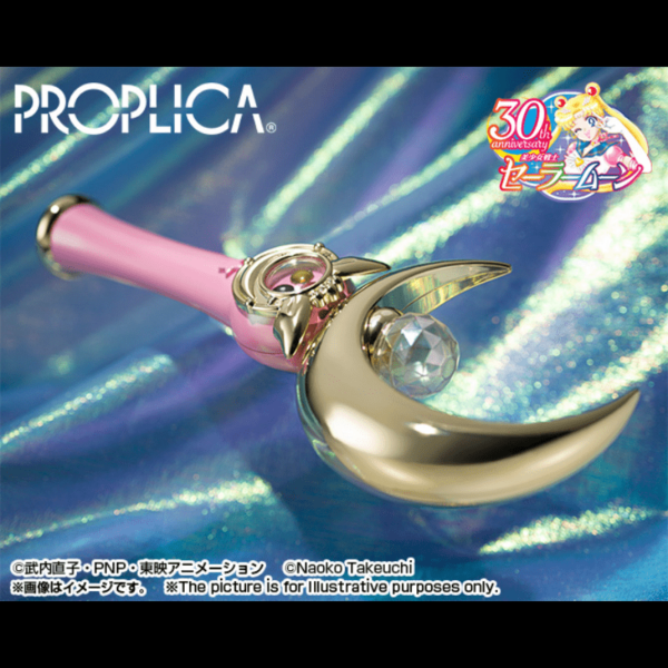 Tamashii Nations presenta, dentro de la colección Proplica, la réplica de Moon Stick Brillant Color Edition. Mide 26 cm y está basada en su aspecto en el anime "Pretty Guardian Sailor Moon". Contiene piezas de cristal plateadas, soporte y 3x pilas de muestra.