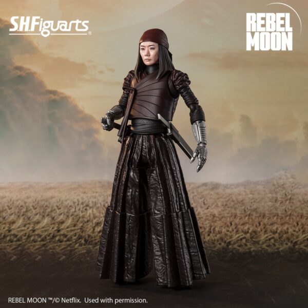 Tamashii Nations presenta, dentro de la colección S.H. Figuarts, la figura de Nemesis. Está basada en el personaje de la nueva película de Netflix "Rebel Moon Part One: Child of Fire" y mide 15 cm. Contiene 2x pares de manos intercambiables, 2x partes de las espadas con efectos, 1x sombrero y 2x espadas. Puedes exponerla junto a las figuras de S.H. Figuarts Kora y Jimmy (se venden por separado).