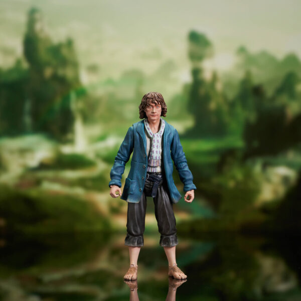 Diamond Select Toys presenta, dentro de la colección Action Figure, la figura de Pippin. Está basada en el personaje de la trilogía "The Lord of the Rings". Incluye accesorios y cuenta con múltiples puntos de articulación. Está esculpida por Gentle Giant Studios y diseñada por Eamon O'Donaghue. Viene en una caja con ventana.