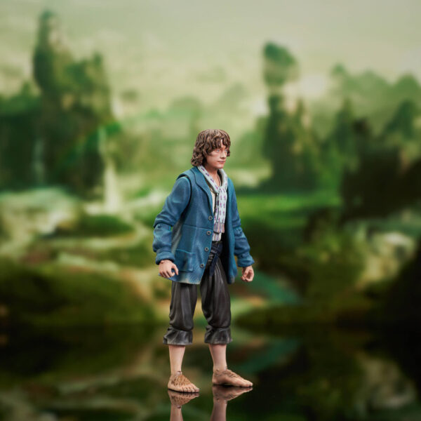 Diamond Select Toys presenta, dentro de la colección Action Figure, la figura de Pippin. Está basada en el personaje de la trilogía "The Lord of the Rings". Incluye accesorios y cuenta con múltiples puntos de articulación. Está esculpida por Gentle Giant Studios y diseñada por Eamon O'Donaghue. Viene en una caja con ventana.