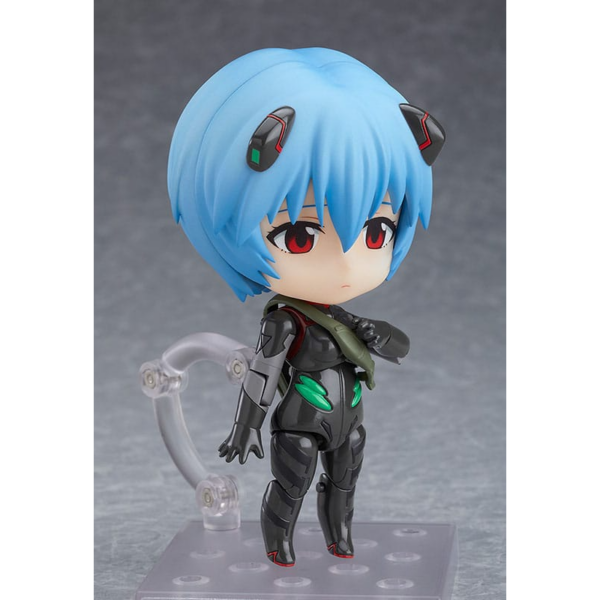 Figuras Evangelion Good Smile Company nos presenta una fantástica figura de Rei Ayanami de la película animada `Rebuild of Evangelion´. Figura articulada de la línea Nendoroid, fabricada en PVC, tamaño aprox. 10 cm. Viene con accesorios en una caja con ventana.