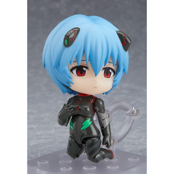 Figuras Evangelion Good Smile Company nos presenta una fantástica figura de Rei Ayanami de la película animada `Rebuild of Evangelion´. Figura articulada de la línea Nendoroid, fabricada en PVC, tamaño aprox. 10 cm. Viene con accesorios en una caja con ventana.