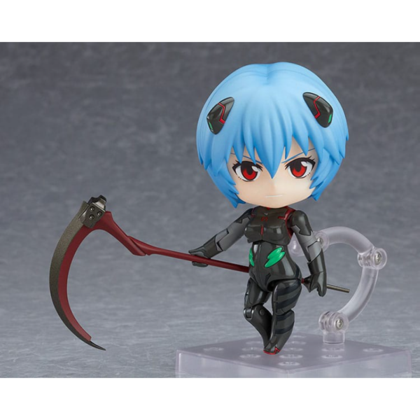 Figuras Evangelion Good Smile Company nos presenta una fantástica figura de Rei Ayanami de la película animada `Rebuild of Evangelion´. Figura articulada de la línea Nendoroid, fabricada en PVC, tamaño aprox. 10 cm. Viene con accesorios en una caja con ventana.