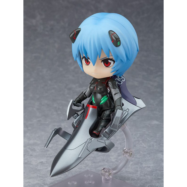 Figuras Evangelion Good Smile Company nos presenta una fantástica figura de Rei Ayanami de la película animada `Rebuild of Evangelion´. Figura articulada de la línea Nendoroid, fabricada en PVC, tamaño aprox. 10 cm. Viene con accesorios en una caja con ventana.