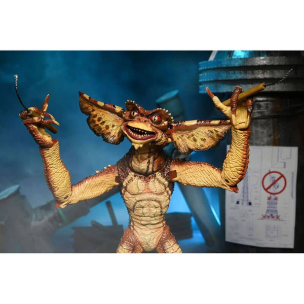 NECA presenta esta set de 2 figuras Ultimate Demolition Gremlin, dentro de su linea Ultimate, basadas en los personajes de Gremlins 2. las figuras del set miden unos 18 cm y se incluye barril, mazo, bomba, lata, dinamita, émbolo de dinamita, manos intercambiables, casco, camiseta de tela y chaleco vaquero. y 1x chaleco vaquero."