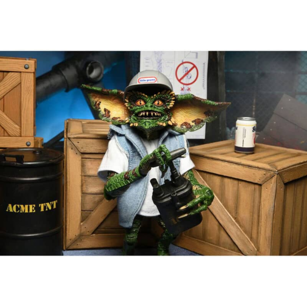 NECA presenta esta set de 2 figuras Ultimate Demolition Gremlin, dentro de su linea Ultimate, basadas en los personajes de Gremlins 2. las figuras del set miden unos 18 cm y se incluye barril, mazo, bomba, lata, dinamita, émbolo de dinamita, manos intercambiables, casco, camiseta de tela y chaleco vaquero. y 1x chaleco vaquero."