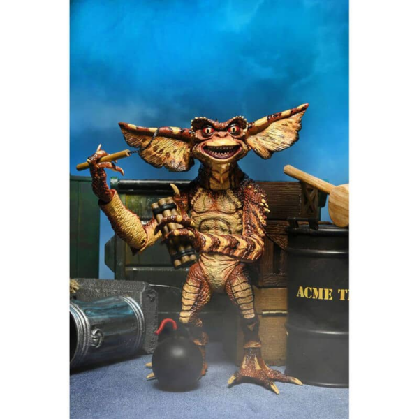 NECA presenta esta set de 2 figuras Ultimate Demolition Gremlin, dentro de su linea Ultimate, basadas en los personajes de Gremlins 2. las figuras del set miden unos 18 cm y se incluye barril, mazo, bomba, lata, dinamita, émbolo de dinamita, manos intercambiables, casco, camiseta de tela y chaleco vaquero. y 1x chaleco vaquero."