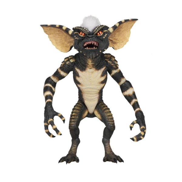 NECA presenta la versión Ultimate de Stripe, basada en la película original de 1984 "Gremlins" y anunciada en la San Diego Comic Con 2018. Todo fan sabe que tiene que proteger al Mogwai de la luz solar, que no puede mojarlo y que no puede darle de comer pasada la medianoche. Si sigue estas reglas, disfrutará de un lindo y amistoso Mogwai... Si falla, se enfrentará a algunos personajes bastante peligrosos, como Stripe, el líder de los malvados Gremlins. Esta figura es una versión articulada con más de 25 puntos de articulación, incluidas las orejas y la mandíbula, hecha en PVC y con un tamaño de unos 18 cm. Incluye además una motosierra, un monopatín con ruedas giratorias, hoja de sierra y manos intercambiables