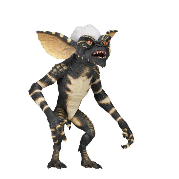 NECA presenta la versión Ultimate de Stripe, basada en la película original de 1984 "Gremlins" y anunciada en la San Diego Comic Con 2018. Todo fan sabe que tiene que proteger al Mogwai de la luz solar, que no puede mojarlo y que no puede darle de comer pasada la medianoche. Si sigue estas reglas, disfrutará de un lindo y amistoso Mogwai... Si falla, se enfrentará a algunos personajes bastante peligrosos, como Stripe, el líder de los malvados Gremlins. Esta figura es una versión articulada con más de 25 puntos de articulación, incluidas las orejas y la mandíbula, hecha en PVC y con un tamaño de unos 18 cm. Incluye además una motosierra, un monopatín con ruedas giratorias, hoja de sierra y manos intercambiables