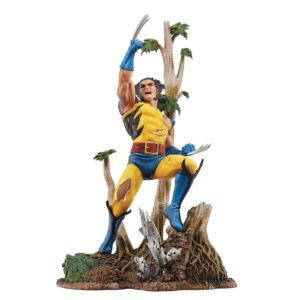 Diamond Select Toys presenta este diorama de Wolverine. Mide 28 cm y está basada en su apariencia en los años 90 representándolo sin máscara y con un traje dañado por la batalla. Está hecho de PVC, diseñado por Caesar y esculpido por Varner Studios. Viene en una caja con ventana.