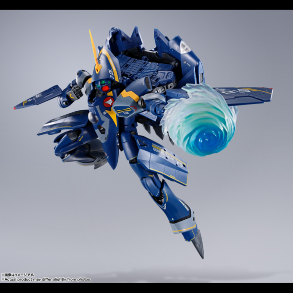 Tamashii Nations presenta, dentro de la colección DX Chogokin, la figura de YF-21 Guild Goa Bowman Use. Mide 28 cm y está basada en su aspecto en el anime "Macross Plus". Puede realizar una transformación en tres etapas: aeronave, modo Gerwalk y forma Battroid. También es posible reproducir el modo de alta maniobra. Incluye piezas FAST que se pueden acoplar a la aeronave. Además, también contiene 2x Gunpod, 2x piezas de Gunpod para el paquete fast, juego de piezas de cubierta para el modo de alta maniobra, 2x pares de manos, 1x mini figura piloto, piezas de repuesto de la cabiina, 6x aletas de boquilla del motor, 1x tapa de admisión izquierda y derecha, puntal de refuerzo plegable delantero y trasero, juego de piezas de efecto, piezas de unión para Battroid y 1x soporte.