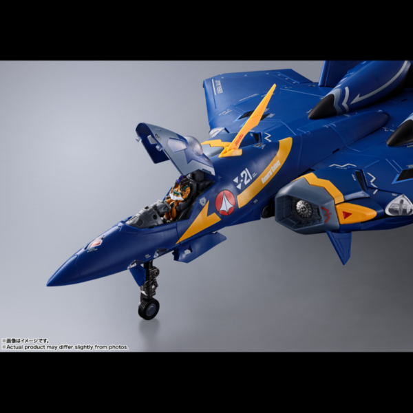 Tamashii Nations presenta, dentro de la colección DX Chogokin, la figura de YF-21 Guild Goa Bowman Use. Mide 28 cm y está basada en su aspecto en el anime "Macross Plus". Puede realizar una transformación en tres etapas: aeronave, modo Gerwalk y forma Battroid. También es posible reproducir el modo de alta maniobra. Incluye piezas FAST que se pueden acoplar a la aeronave. Además, también contiene 2x Gunpod, 2x piezas de Gunpod para el paquete fast, juego de piezas de cubierta para el modo de alta maniobra, 2x pares de manos, 1x mini figura piloto, piezas de repuesto de la cabiina, 6x aletas de boquilla del motor, 1x tapa de admisión izquierda y derecha, puntal de refuerzo plegable delantero y trasero, juego de piezas de efecto, piezas de unión para Battroid y 1x soporte.